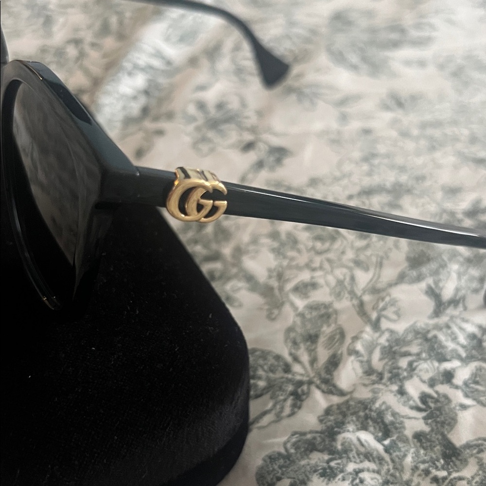Gucci Black and Gold Sunglasses - Picture 3 of 8